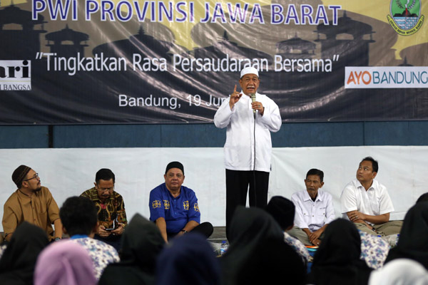  FOTO: Demiz Buka Bersama dengan PWI Jabar dan Anak Yatim Piatu