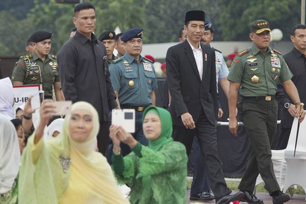  Ketika Presiden Joko Widodo Disambut Selfie Ibu-ibu