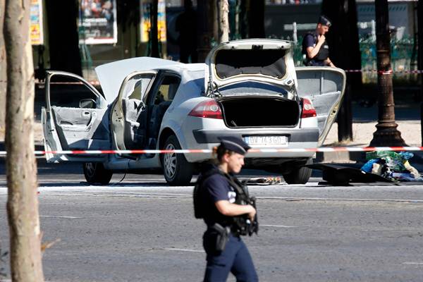  Pria Bersenjata Tabrakkan Mobilnya ke Kombi Polisi, Seorang Tewas