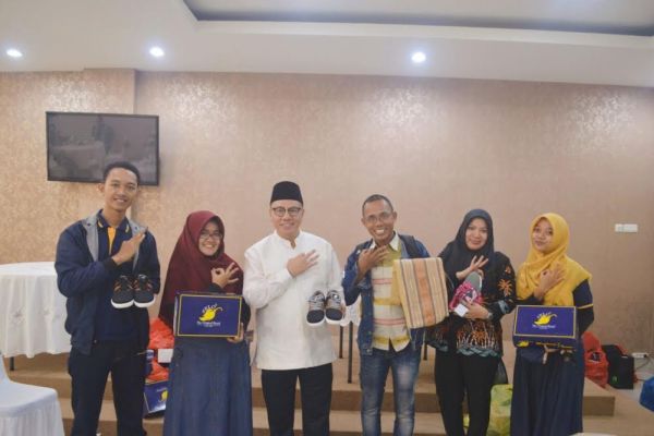  Mahasiswa Mataram Bikin Sepatu Tenun Unik untuk Tampil Cantik