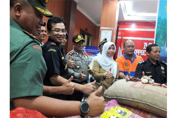  Bea Cukai Karimun Hibahkan Ribuan Kilo Bawang Dan Cabai