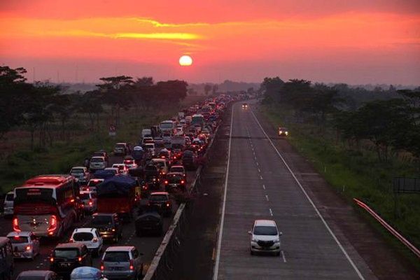  MUDIK JALUR SELATAN: Waspada, Jalur Perbatasan Jabar-Jateng Rusak &amp; Minim Penerangan