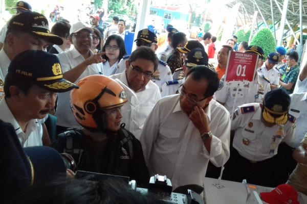  Menhub Meninjau Mudik Gratis Sepeda Motor Via KM.Dobonsolo