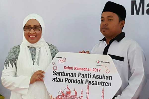  Telkomsel Serahkan Donasi ke Empat Pondok Pesantren di Lombok