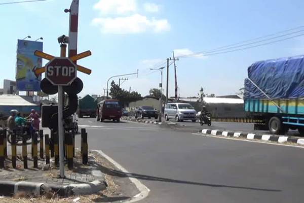  Kereta Api di Mengkreng Padat Dari Dua Arah