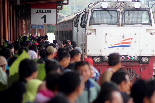  MUDIK LEBARAN 2017: Padat, Stasiun KA Senen Terapkan Pembagian Zona