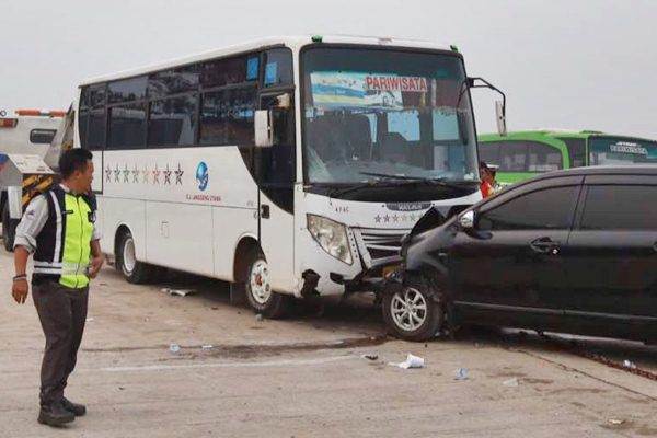  Avanza dan Bus Pariwisata Tabrakan di Surabaya, Enam Orang Tewas