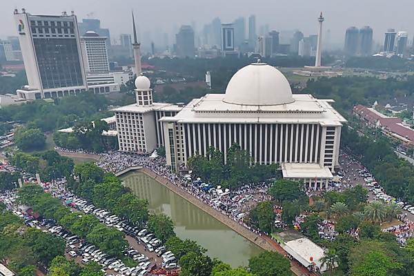  Ratusan Jamaah Takbiran di Masjid Istiqlal