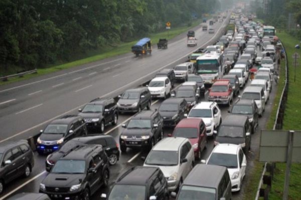  PANTAUAN JALAN: Tol Jagorawi Mulai Macet