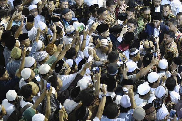  Berebut Foto Presiden Jokowi di Masjid Istiqlal