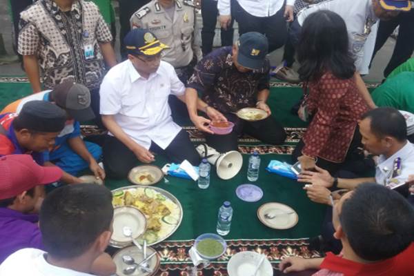  LEBARAN HARI PERTAMA: Usai Sidak, Menhub Makan Nasi Kebuli Bareng Sopir Bus