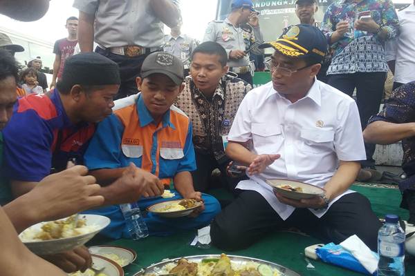  MUDIK LEBARAN 2017: Menhub, Menteri PUPR Makan Bareng Supir di Kampung Rambutan