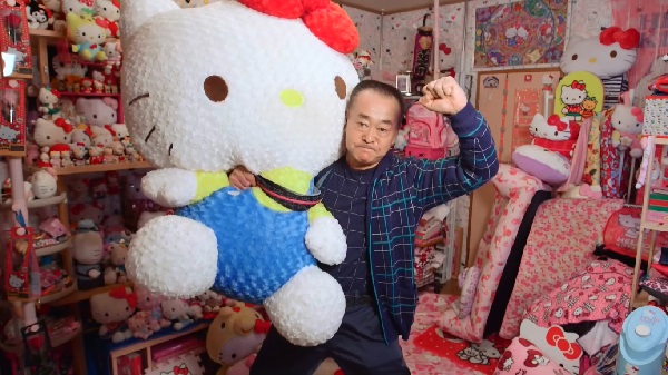  Kakek 67 Tahun Pemegang Rekor Dunia Kolektor Barang Hello Kitty Terbanyak