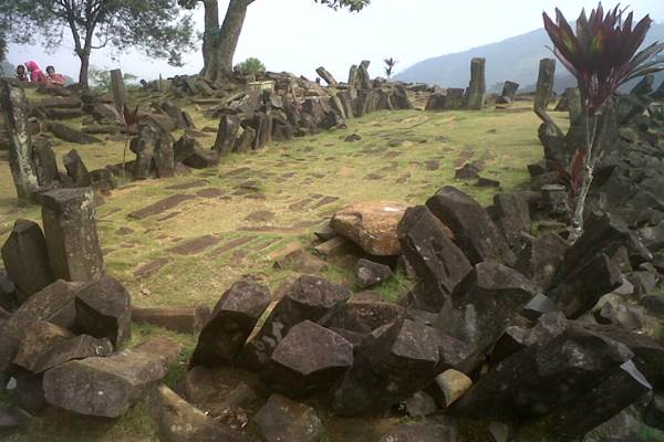  LIBUR LEBARAN: Ribuan Pengunjung Padati Situs Gunung Padang