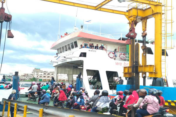  Hindari Macet di Jembatan Kapuas, Kapal Ferry Jadi Idola Penyeberangan