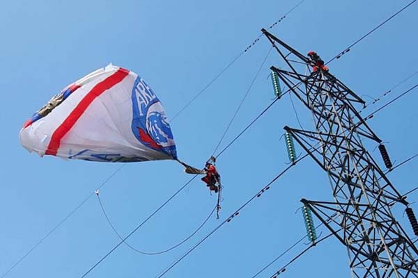  Ini Foto Aksi Berani Petugas PLN Turunkan Balon Udara di Jalur Transmisi Wonosobo