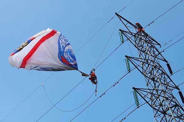  Petugas PLN Turunkan Balon Udara di Jalur Transmisi Wonosobo