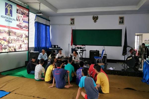  Seniman Surabaya Latih Remaja Lapas IIB Pontianak Bermusik