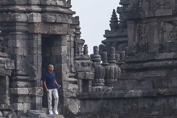  Obama Menikmati Keindahan Candi Prambanan