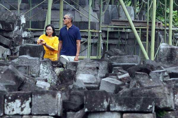  Obama Beberapa Kali Swafoto dengan Agastya di Prambanan