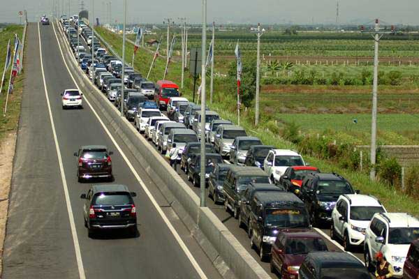 Kendaraan antre keluar jalur Pantura di pintu keluar Brebes Timur, Jawa Tengah, Selasa (27/6)./Antara-Oky Lukmansyah