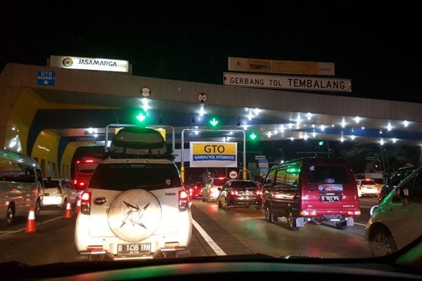  Volume Kendaraan Tinggi, Antrean Panjang di Pintu Tol Tembalang