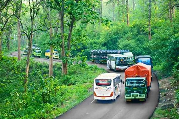  ARUS BALIK: Jalur \'De Grote Postweg\' Alas Roban Macet Parah