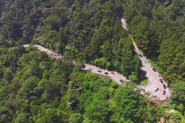  Melintasi kelok Sitinjau Laut, Padang