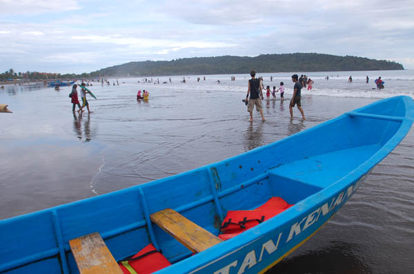  Yang Masih Liburan di Pantai Jabar, Ini Imbauan BMKG