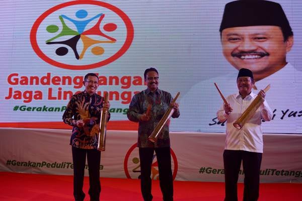 Ilustrasi: Wakil Gubernur Jawa Timur Saifullah Yusuf (tengah) Bupati Sidoarjo terpilih Saiful Ilah (kanan) dan Pengamat Politik, Eep Saefulloh Fatah (kiri) memukul kentongan padsa peluncuran program Gerakan Peduli Tetangga di Sidoarjo, Jawa Timur/Antara