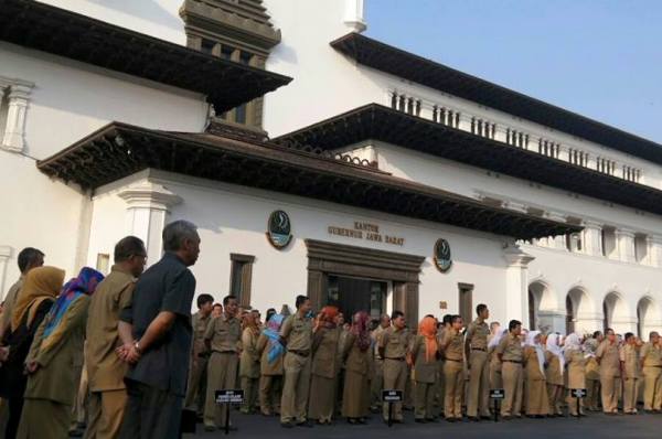  Sidak Ke Dua Dinas, Gubernur Jabar Pastikan Absensi dan Pelayanan PNS Baik