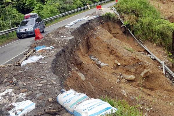  Awas Ada Jalan Longsor di Jalur Padang-Bukittinggi