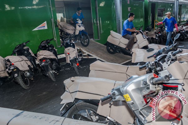  ARUS BALIK: Angkutan KA Sepeda Motor Gratis Banyak Peminat