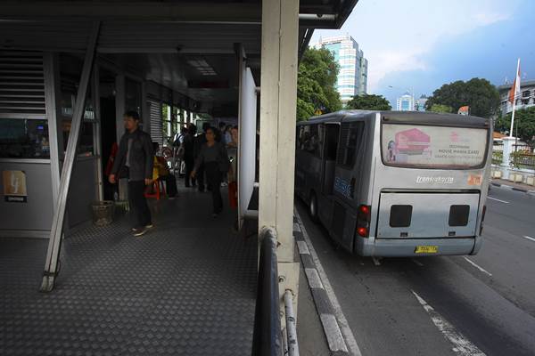  Penjualan Sembako di Halte Transjakarta Raup Ratusan Juta Rupiah