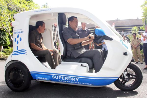  Gubernur Pastika Kepincut Mobil Listrik Produksi Banyuwangi