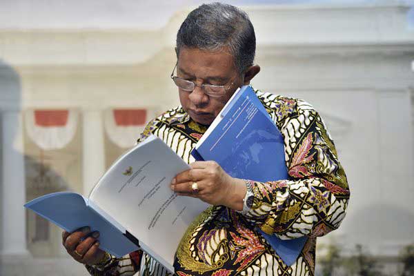 Menko Perekonomian Darmin Nasution membaca berkas Paket Kebijakan Ekonomi XV di Kantor Presiden, Jakarta, Kamis (15/6)./Antara-Puspa Perwitasari