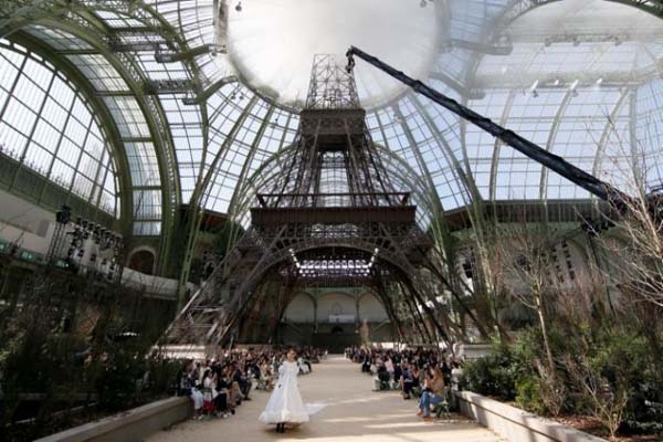  Koleksi Haute Couture Terbaru Chanel Dipamerkan di Bawah Replika Raksasa Eiffel