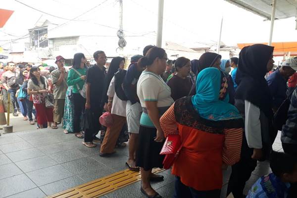  Antrean Mengular di Loket KRL Commuter Line Stasiun Depok Lama