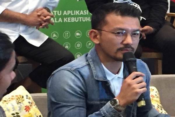  Rio Dewanto Belajar Ganti Popok Bayi