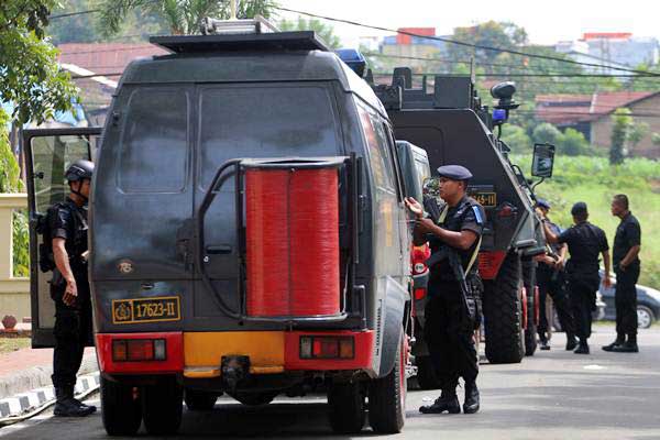 Personel Brimob berjaga di dekat pos polisi Mapolda Sumut pascapenyerangan oleh teroris, di Medan, Sumatra Utara, Minggu (25/6)./Antara-Irsan Mulyadi