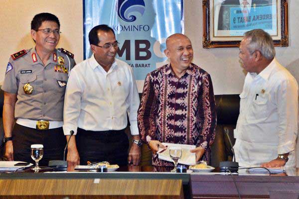 Menteri PUPR Basuki Hadimuljono (dari kanan), berbincang dengan Kepala Staf Presiden Teten Masduki, Menhub Budi Karya Sumadi, dan Kakorlantas Polri Irjen Pol Royke Lumowa dalam diskusi bertema Pengendalian Arus Mudik Lebaran dan Operasi Ramadniya tahun 2017, di Bina Graha, Kompleks Istana Kepresidenan, Jakarta, Kamis (6/7)./ANTARA-BKIP KEMENHUB