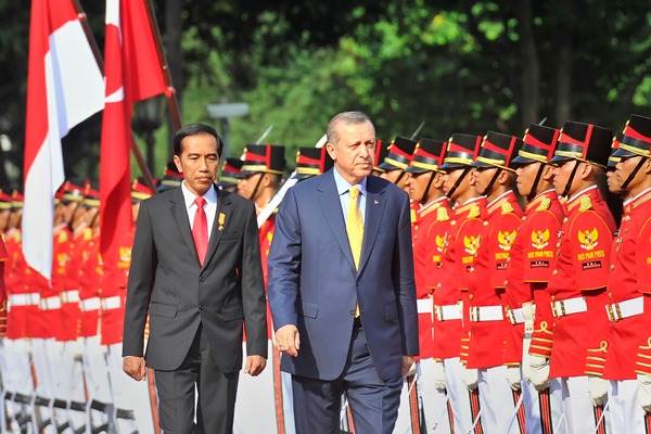Presiden Joko Widodo (kiri) bersama Presiden Turki Recep Tayyib Erdogan (kanan) memeriksa barisan pasukan kehormatan saat upacara penyambutan di halaman Istana Merdeka, Jakarta, Jumat (31/7/2015)./Antara-Yudhi Mahatma