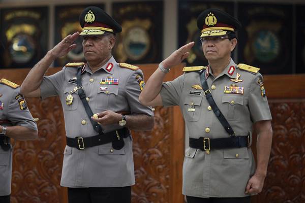 Brigjen Paulus Waterpaw (kiri) dan Brigjen Royke Lumowa (kanan) mengikuti upacara Serah Terima Jabatan (Sertijab) Kapolda Papua dan Papua Barat di Rupatama Mabes Polri, Jakarta, Jumat (31/7). /ANtara