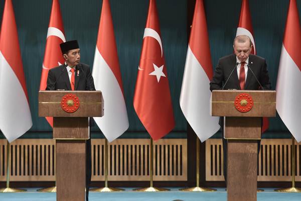 Pernyataan pers bersama Presiden Jokowi (kiri) dan Presiden Turki Recep Tayyip Erdogan, di Istana Kepresidenan Turki, Ankara, Kamis (6/7) siang waktu setempat./Humas Setkab