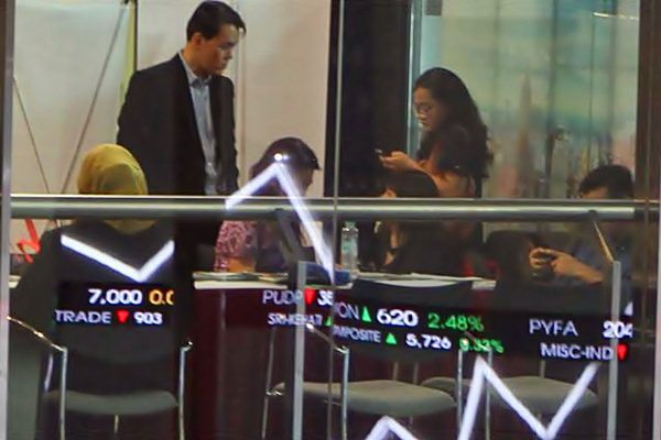  IHSG Melemah, Indeks Bisnis27 Bertahan Menguat di Sesi I