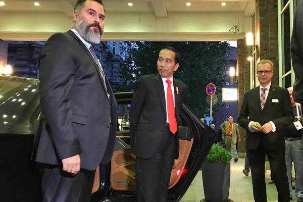 Presiden Joko Widodo (tengah) tiba di Hotel Steigenberger, Hamburg, Jerman, Kamis (6/7) malam waktu setempat./Setkab