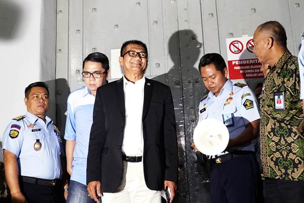 Ketua Pansus Hak Angket KPK Agun Gunandjar Sudarsa (ketiga kiri) berjalan keluar gerbang Lapas Sukamiskin usai meminta keterangan kepada narapidana kasus korupsi di Bandung, Jawa Barat, Kamis (6/7). Tim Pansus Hak Angket KPK melakukan dengar pendapat secara tertutup dengan sejumlah narapidana korupsi terkait dengan proses penyidikan dan peradilan yang dialami mereka. ANTARA FOTO/Agus Bebeng