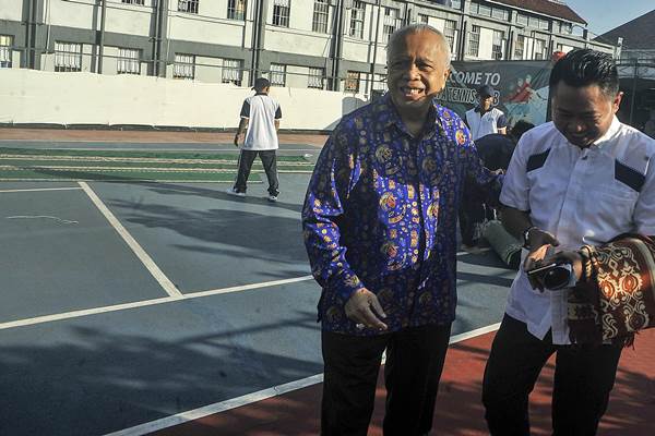 Warga binaan korupsi kasus suap hakim PTUN Medan Otto Cornelis Kaligis (kedua kanan) bersilaturahmi dengan warga binaan lainnya pada Iduk Fitri 1438 H di Lapas Klas IA Sukamiskin Bandung, Jawa Barat, Minggu (25/6). Sedikitnya 2000 narapidana khusus narkoba, 39 narapidana korupsi dan sembilan narapidana terorismemendapatkan remisi khusus Idulfitri tahun 2017 dari Kemenkumham Jawa Barat. ANTARA FOTO/Novrian Arbi