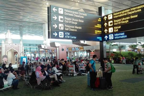 Calon penumpang pesawat di Terminal 3 Ultimate Bandara Sooekarno-Hatta/Bisnis-Dini Hariyanti