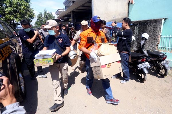  FOTO: Inafis dan Puslabfor Mabes Polri Olah TKP Ledakan Bom Panci di Buahbatu Bandung